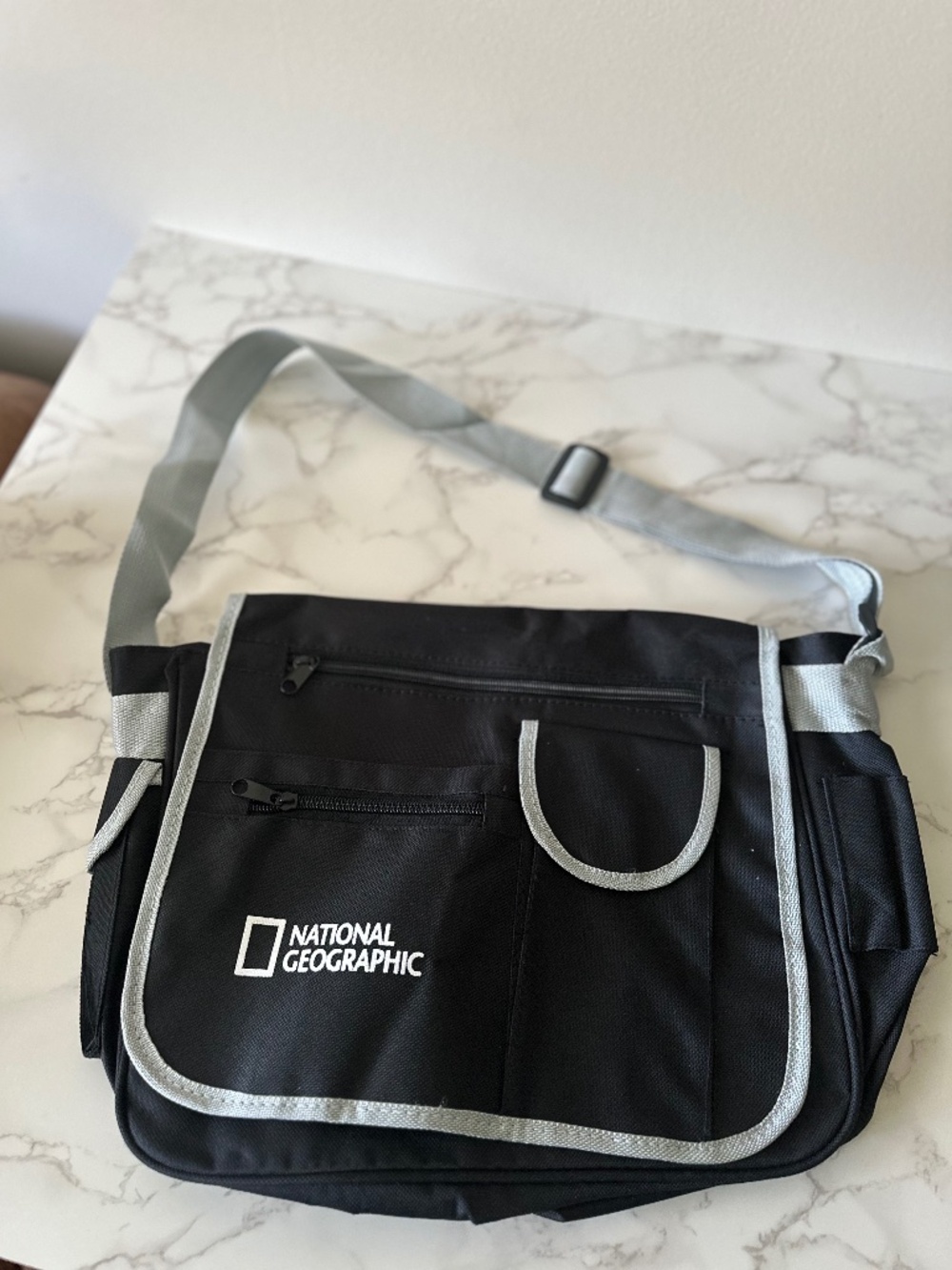 National Geographic · messenger bag (black/gray) NWOT 13" L x 4" W x 9.75" H
